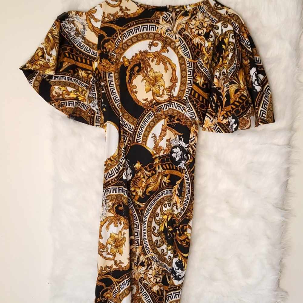 Beautiful print dress with oversize sleeves looks so great on you.